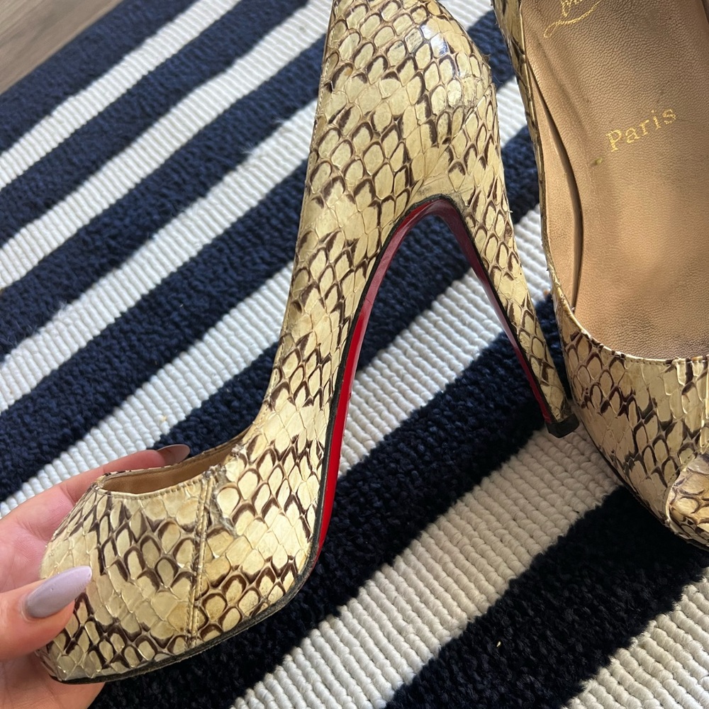 Christian Louboutin Python Pumps. Animal Print.
Peep-Toes Platform size 38.5